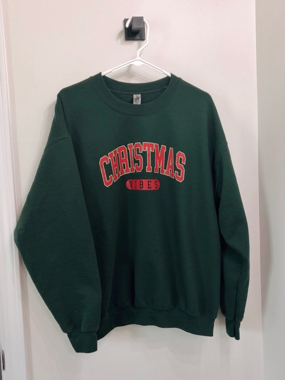 Gildan Dark Green Crewneck Sweatshirt with Red Christmas Graphic L